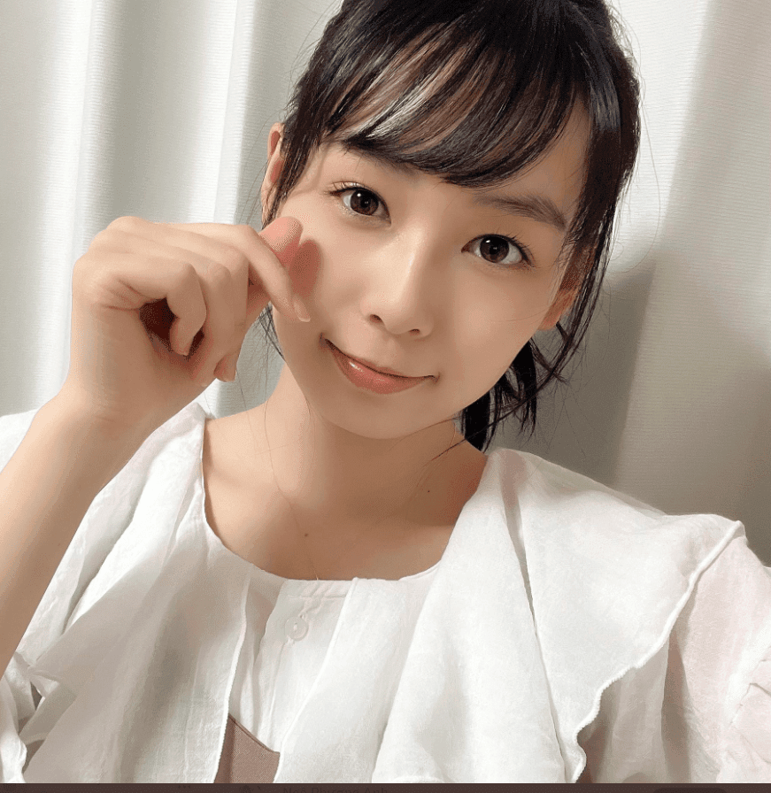 Ami Tokita (時田亜美) khi cười chắc chắn đẹp hơn khi mím môi